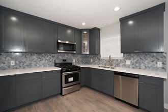 7199 S La Cienega Blvd in Los Angeles, CA - Building Photo - Building Photo
