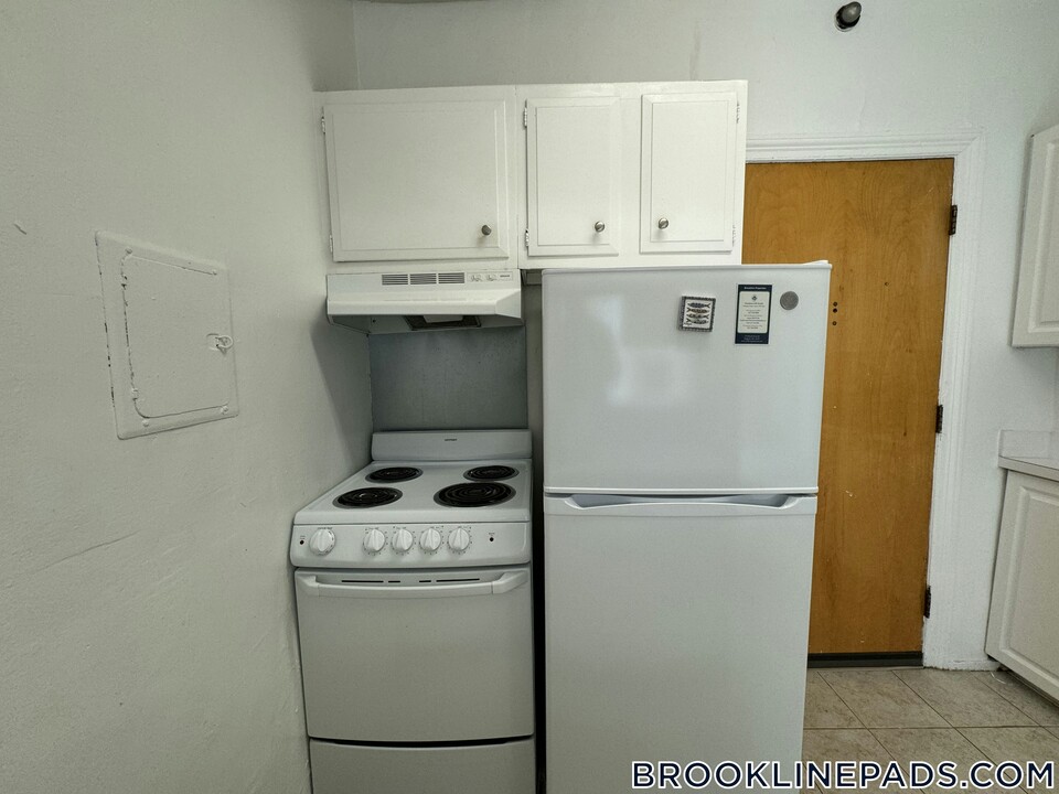 1223 Beacon St in Brookline, MA - Building Photo
