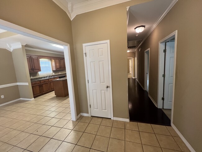 1013 Dickenson Ave in Mobile, AL - Building Photo - Building Photo