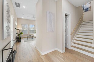 303 Queen Sude Ln in Houston, TX - Building Photo