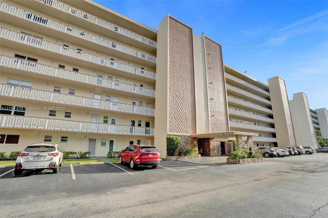 1001 NE 14th Ave in Hallandale Beach, FL - Building Photo