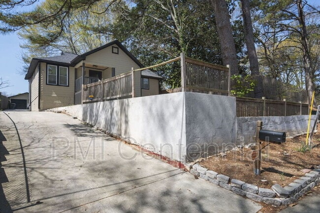 562 Gary Rd NW in Atlanta, GA - Building Photo - Building Photo