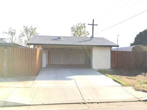 1121 Castaic Ave in Bakersfield, CA - Building Photo - Building Photo