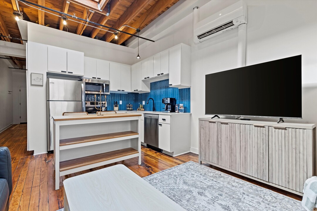 1523 Oak St, Unit 203 in Kansas City, MO - Building Photo