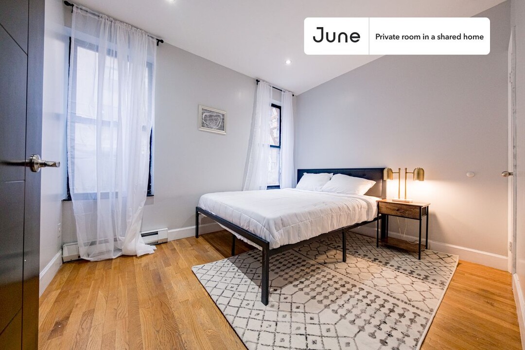 Private bedroom in 3 bed/1 bath Home in New York, NY - Building Photo