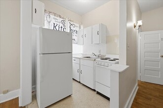 5334 E Washington St in Indianapolis, IN - Foto de edificio - Building Photo