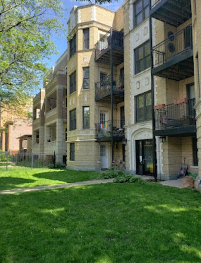 1549 W Sherwin Ave in Chicago, IL - Building Photo - Building Photo