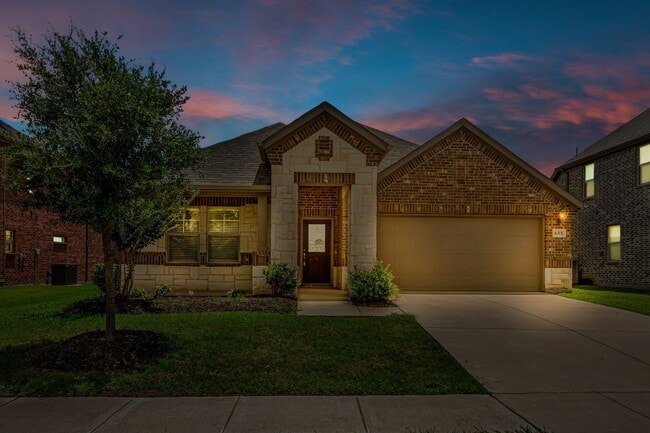 688 Adrian Dr in Rockwall, TX - Foto de edificio - Building Photo