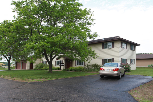 703-708 8th St N in Hudson, WI - Foto de edificio - Building Photo