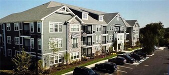 2295 Lafayette Park Dr, Unit B1 in Easton, PA - Building Photo