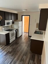 17060 E 11 Mile Rd, Unit #7 in Roseville, MI - Foto de edificio - Building Photo