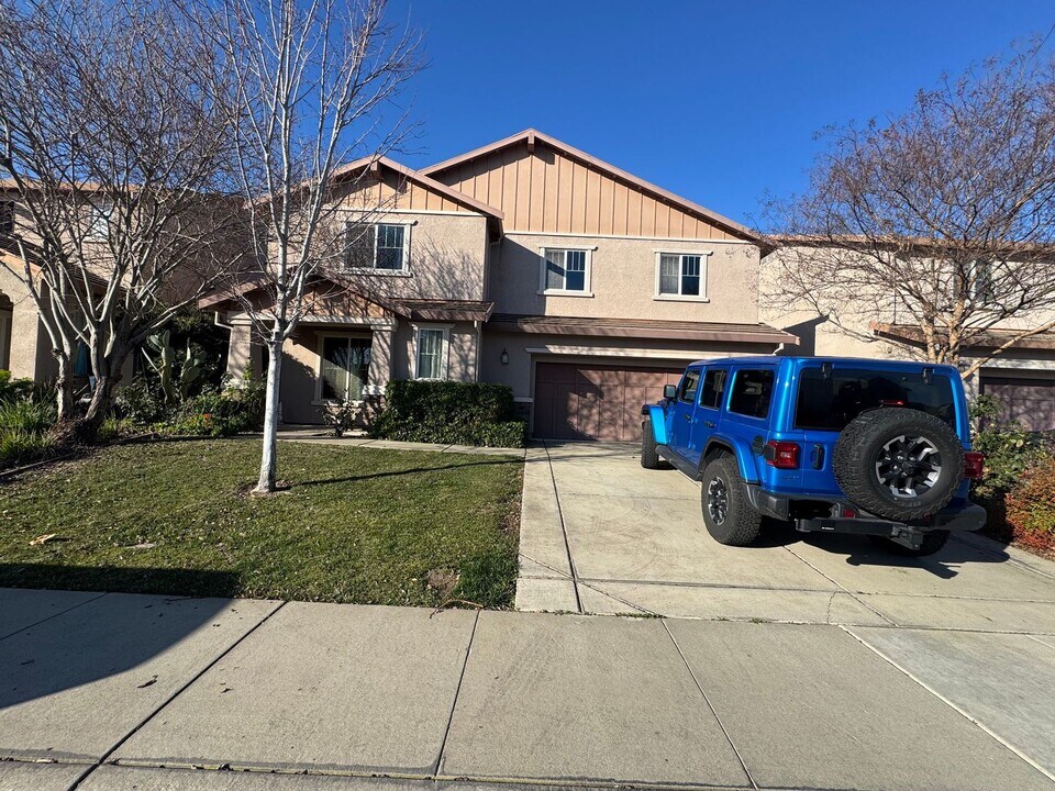 9716 Debarnhart Way in Elk Grove, CA - Building Photo