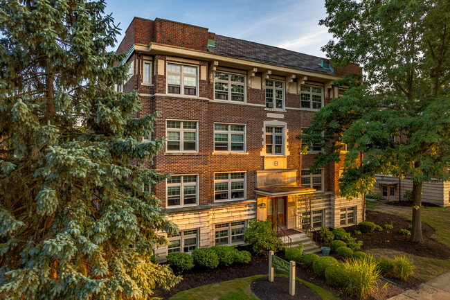 Twin Oaks Crossing in Akron, OH - Building Photo - Building Photo