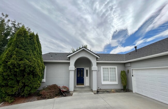 property at 953 E Blue Heron St