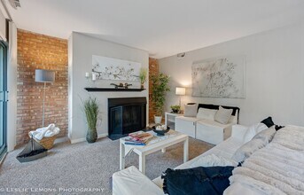 5811 Oakwood Dr in Lisle, IL - Building Photo - Building Photo