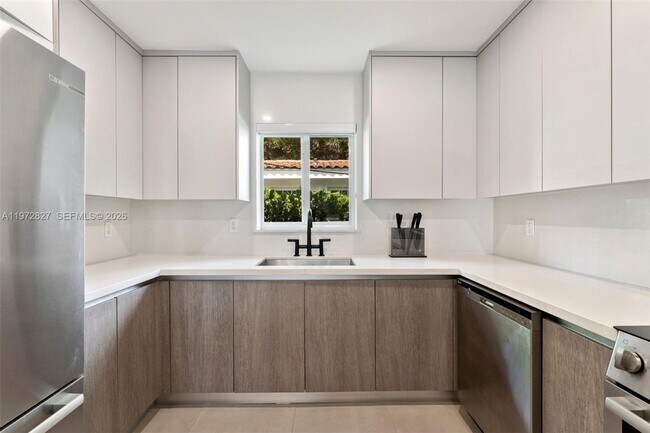 2402 NW 42nd Ave in Coral Gables, FL - Building Photo - Building Photo