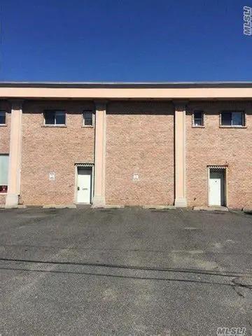 2572 Merrick Rd in Bellmore, NY - Building Photo