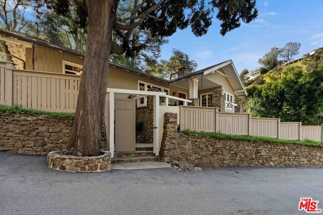 8050 Jovenita Canyon Dr in West Hollywood, CA - Building Photo - Building Photo