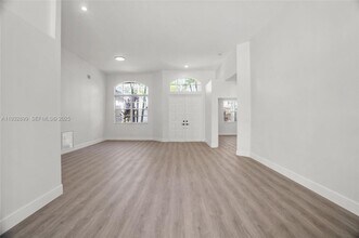 2611 Oakbrook Ln in Weston, FL - Building Photo - Building Photo