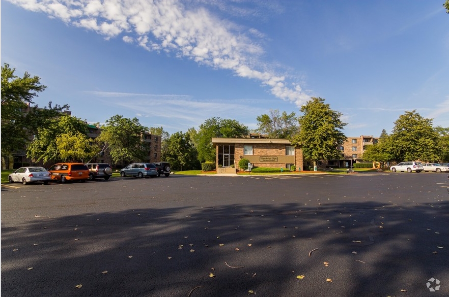 Woodview Apartments in Gurnee, IL - Building Photo