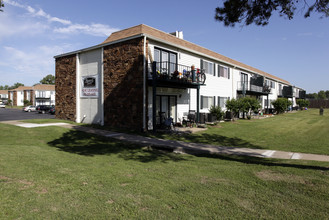 Bandon Trails Apartments in Tulsa, OK - Building Photo - Building Photo