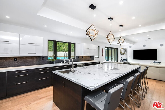 13378 Contour Dr in Los Angeles, CA - Building Photo - Building Photo