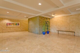 7117 E Rancho Vista Dr in Scottsdale, AZ - Building Photo - Building Photo