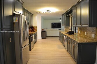 1200 NW 78th Ave in Plantation, FL - Foto de edificio - Building Photo