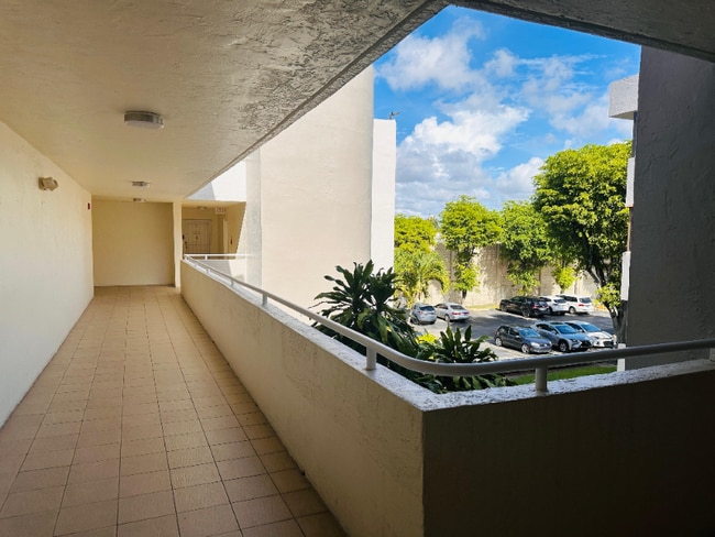 11755 SW 18th St in Miami, FL - Building Photo - Building Photo