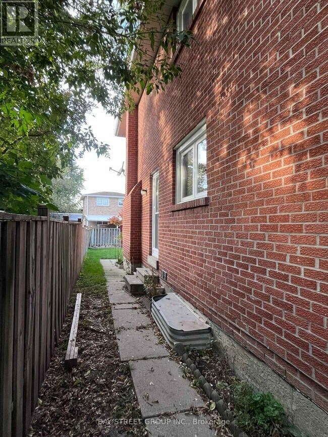 1611 Lewes Way in Mississauga, ON - Building Photo - Building Photo