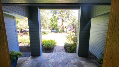 19584 Blue Lake Loop in Bend, OR - Building Photo - Building Photo