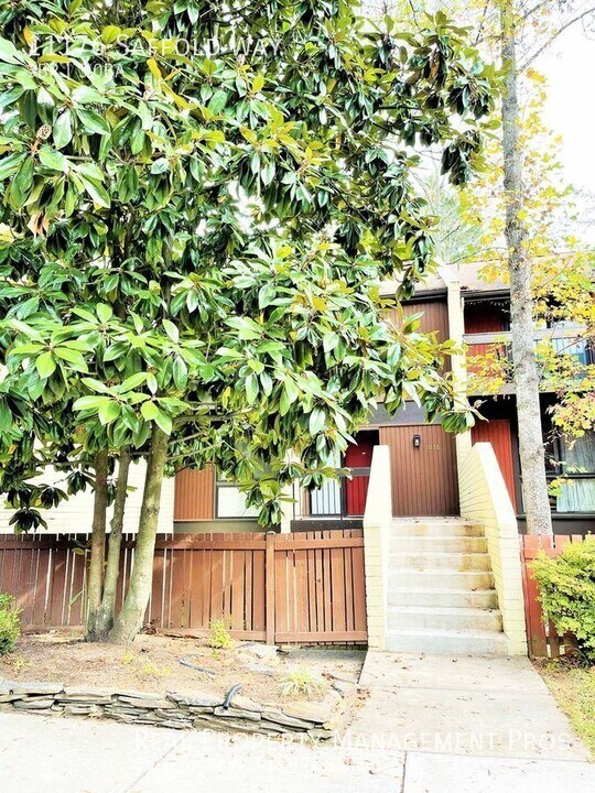 11176 Saffold Way in Reston, VA - Building Photo