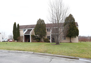 Maple Manor in Bridgeport, NY - Foto de edificio - Building Photo