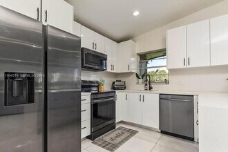 518 Woodgate Cir in Sunrise, FL - Building Photo - Building Photo