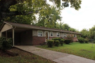 Nice North Knoxville Duplex With Carports in Knoxville, TN - Building Photo - Building Photo