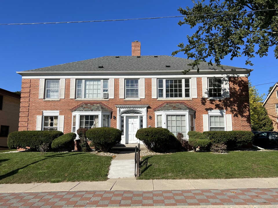 6028 W Vliet St in Wauwatosa, WI - Foto de edificio