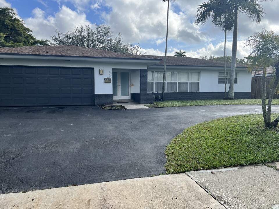 880 NW 72nd Terrace in Plantation, FL - Building Photo