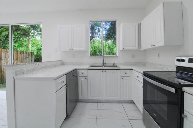 1543 SE 24th Ct in Homestead, FL - Building Photo - Building Photo