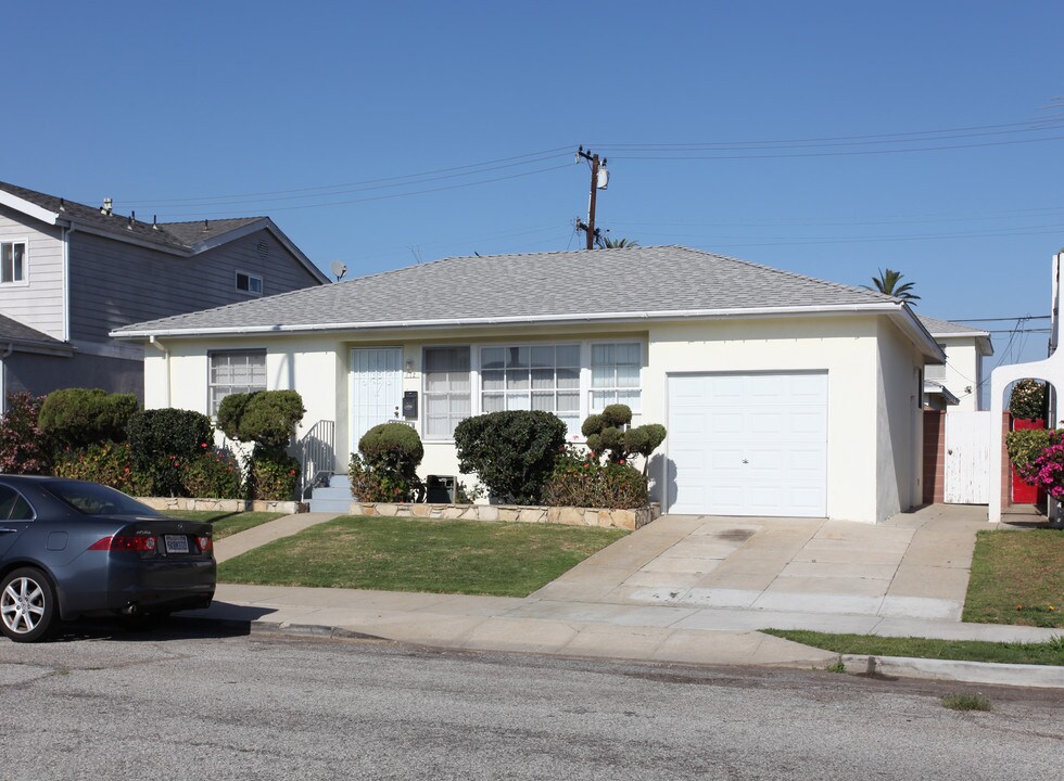 712 Sartori Ave in Torrance, CA - Foto de edificio