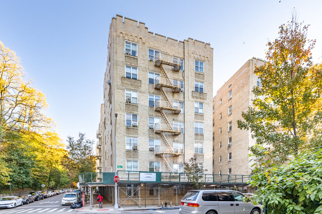 91 Payson Ave in New York, NY - Foto de edificio - Building Photo