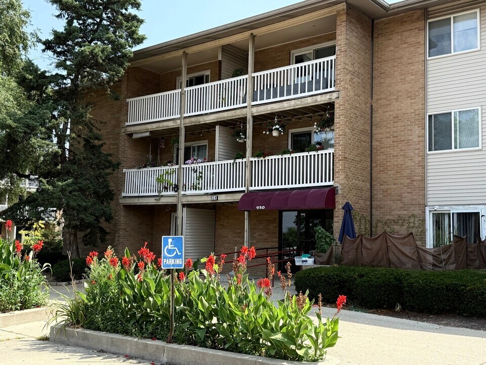930 Beau Dr in Des Plaines, IL - Foto de edificio
