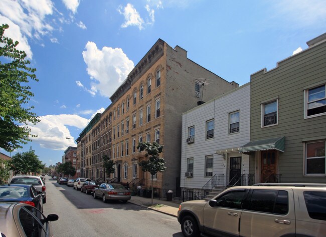 11 Clifford Pl in Brooklyn, NY - Building Photo - Building Photo