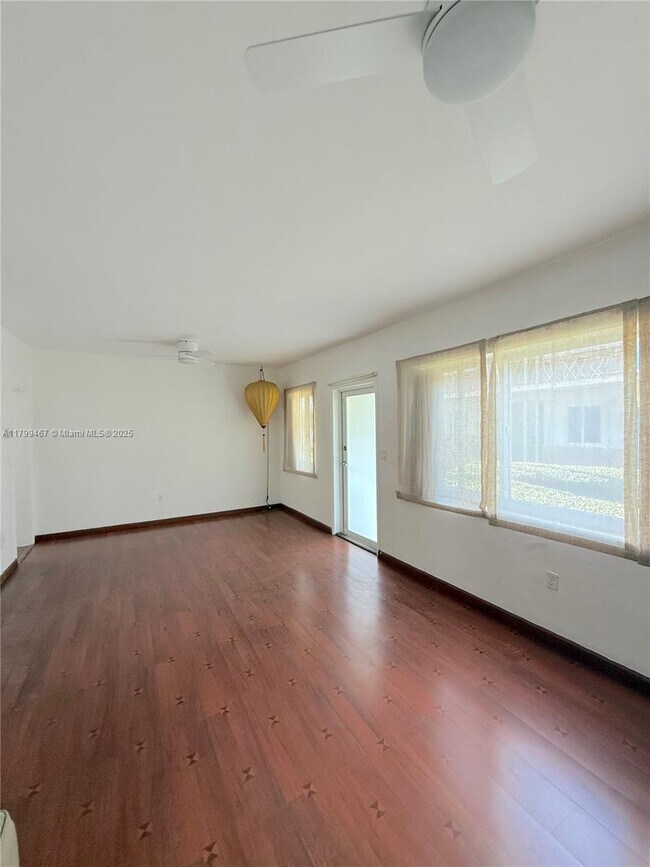 1110 Venetian Way in Miami Beach, FL - Building Photo - Building Photo