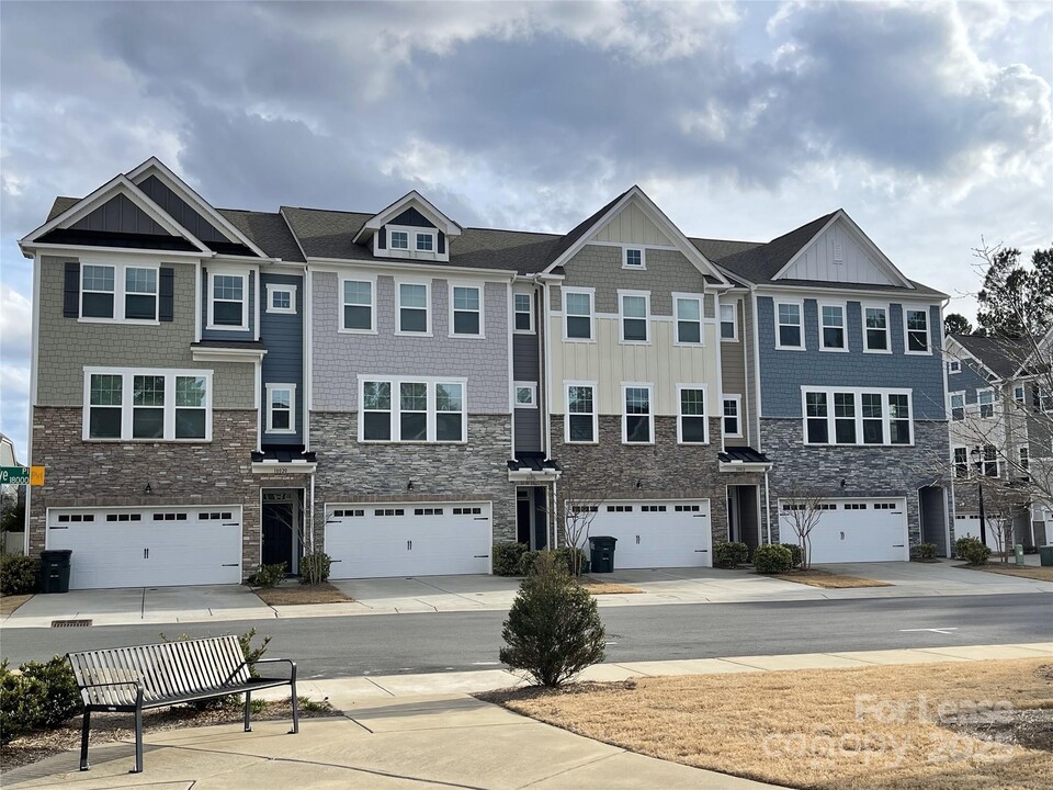 18008 Ardrey Park Dr in Charlotte, NC - Building Photo