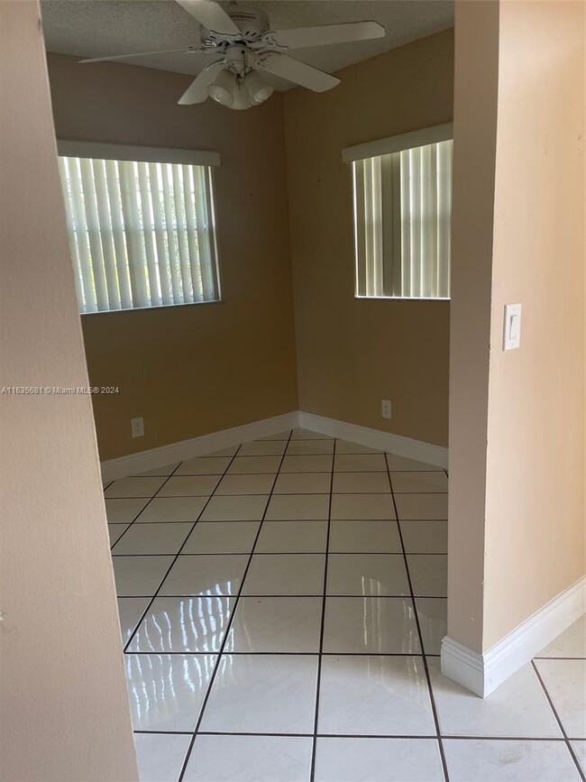 1300 SW 125th Ave in Pembroke Pines, FL - Foto de edificio - Building Photo