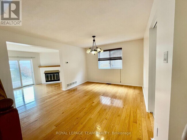 128 Pinetrail Crescent in Ottawa, ON - Building Photo - Building Photo