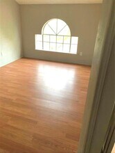 7511 Flair Oaks Dr in Houston, TX - Building Photo - Building Photo