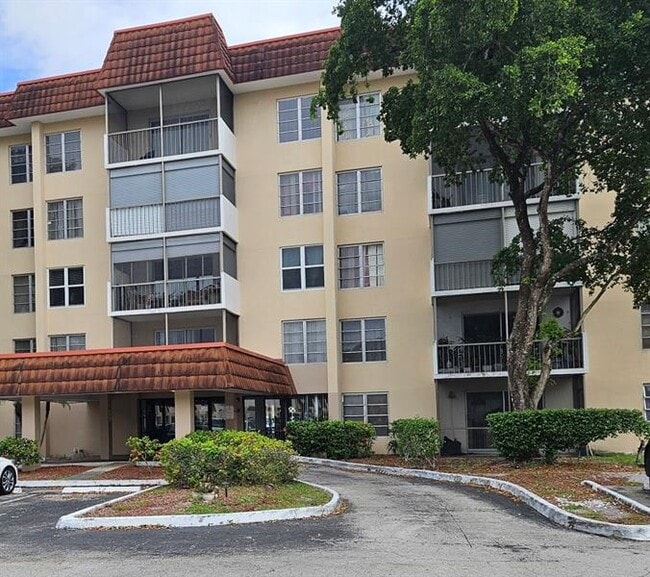 4172 Inverrary Dr in Lauderhill, FL - Building Photo - Building Photo