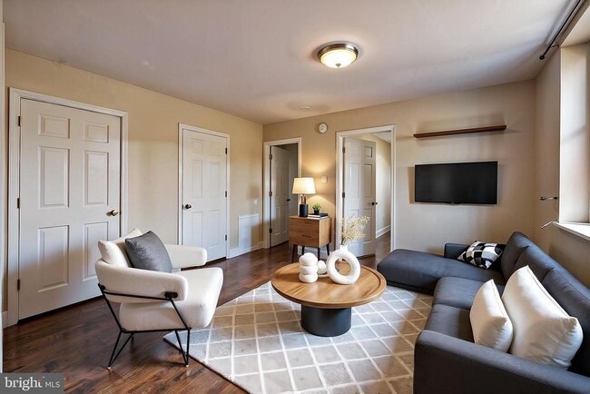 443 Fairmount Ave in Philadelphia, PA - Building Photo - Building Photo