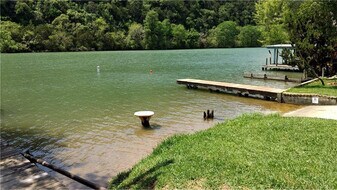 1304 W Lakeland Dr in Austin, TX - Building Photo